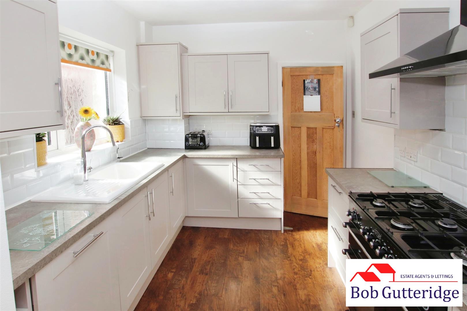 FITTED KITCHEN